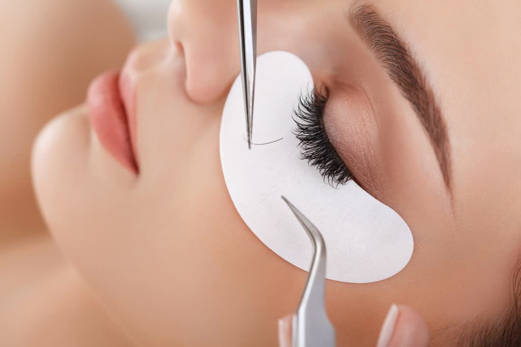 Steps to use eyelash glue remover