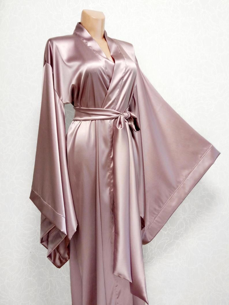 Things to consider while buying silk robes