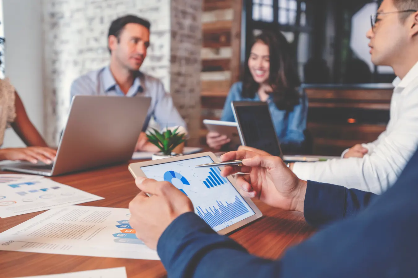 Building Success Link by Link: The Role of a Backlinks Builder in Your SEO Strategy